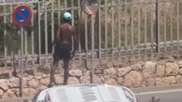 Imatge de l'home que es va quedar damunt de l'autobús a Tortosa (@circuliperladreta)