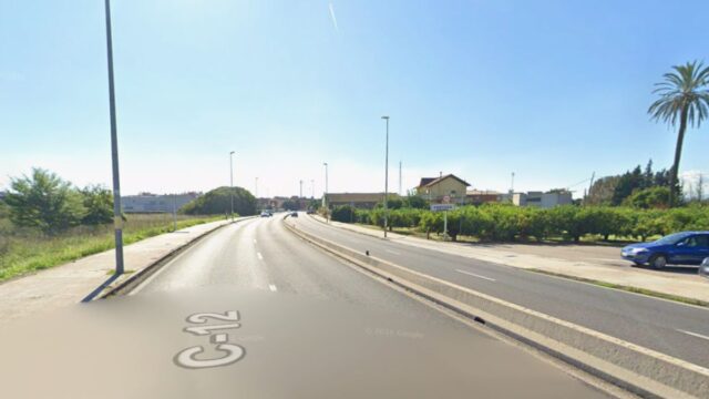 Imatge de la C-12 a l'entrada del poble (Tortosa)