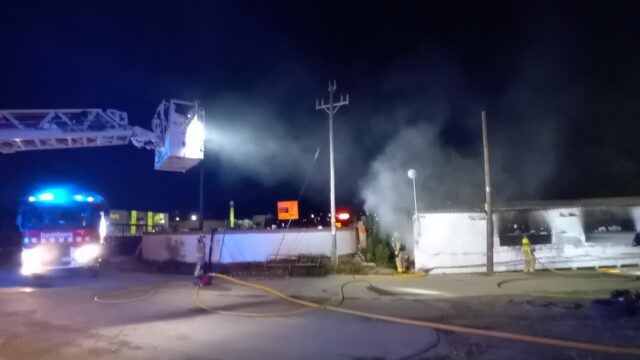 Imatge de l'incendi al restaurant a l'Aldea (Bombers)