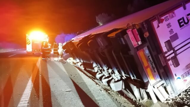 Imatge del camió bolcat a l'Ampolla (Bombers)