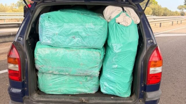 Imatge del cotxe carregat amb paquets falsificats (Mossos d'Esquadra)