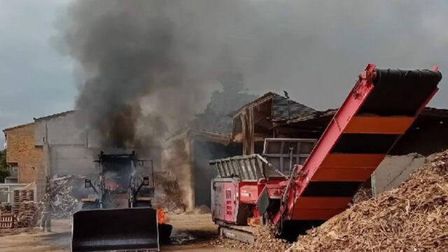 Imatge de l'incendi a l'empresa de reciclatge de fusta a Tortosa (Bombers)